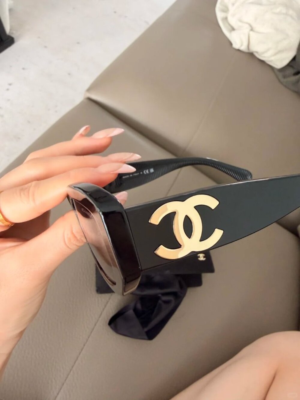 CHANEL CH5493 Black Sunglasses Gold CC Logo New Authentic - Picture 2 of 10